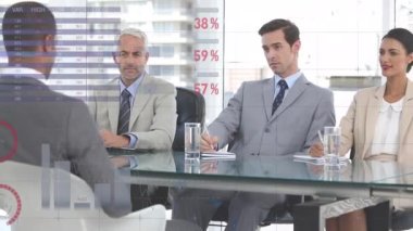 İş toplantısıyla ilgili istatistik ve veri işleme animasyonları. küresel iş, veri işleme, bağlantılar, teknoloji ve dijital arayüz kavramı dijital olarak oluşturulmuş video.