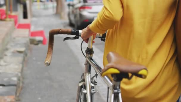 自転車で女性の上にテキストの振動のアニメーション ソーシャルメディアメッセージとグローバル通信技術の概念はデジタルで生成され — ストック動画