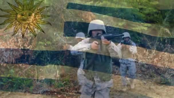 Acenando Bandeira Argentina Contra Tropa Soldados Treinando Com Armas Campo — Vídeo de Stock