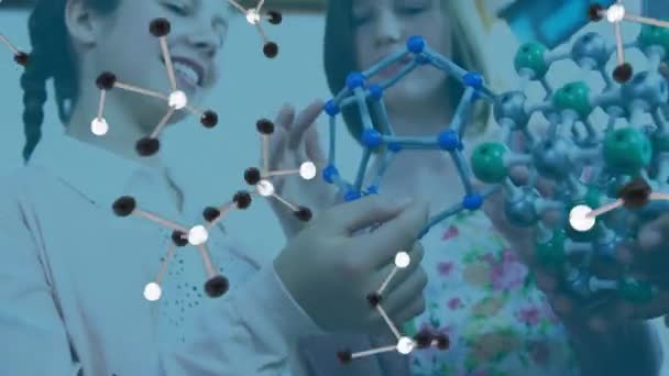 Moleculaire Structuur Pictogrammen Tegen Groep Studenten Aanraken Moleculaire Structuur Model — Stockvideo