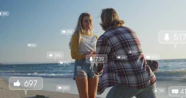 男人在海滩上向女友求婚时 社交媒体上的动画形象被夸大了 全球社交媒体 数字接口和数字视频技术概念 — 图库视频影像