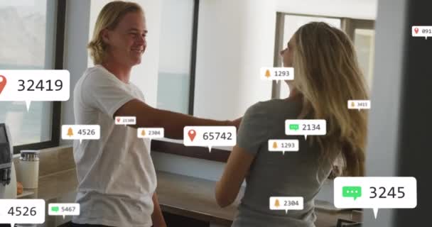 在阳光灿烂的厨房里 通过社交媒体发布了一对快乐情侣跳舞的通知 社交媒体和全球通信接口技术概念数码视频 — 图库视频影像
