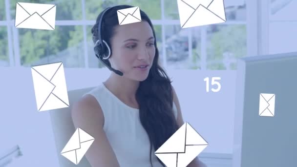 Animação Ícones Mail Números Mudando Sobre Empresária Usando Fone Ouvido — Vídeo de Stock