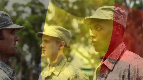 兵士に対してベルギーの旗を振って訓練キャンプで陸軍軍曹を敬礼させた 兵士の軍隊と愛国心の概念 — ストック動画
