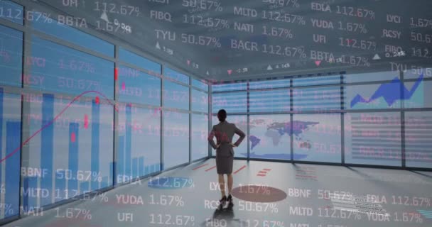 对在职女商人进行金融数据处理的激励 全球金融 数字接口和技术概念 — 图库视频影像