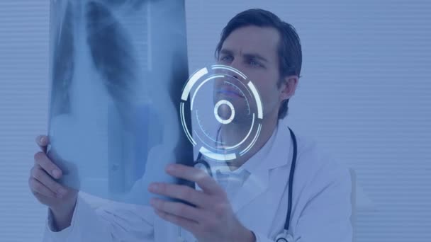 X線写真を持つ男性医師の上にスコープスキャンのアニメーション 世界中の医療 テクノロジーの概念をデジタルで生成し — ストック動画