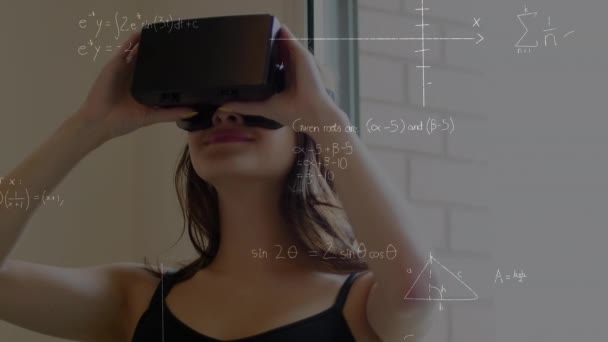 Vrヘッドセットを身に着けている女性の上に数学的な図面や方程式のアニメーション 世界規模の接続 デジタルインターフェース テクノロジーの概念デジタルで生成されたビデオ — ストック動画