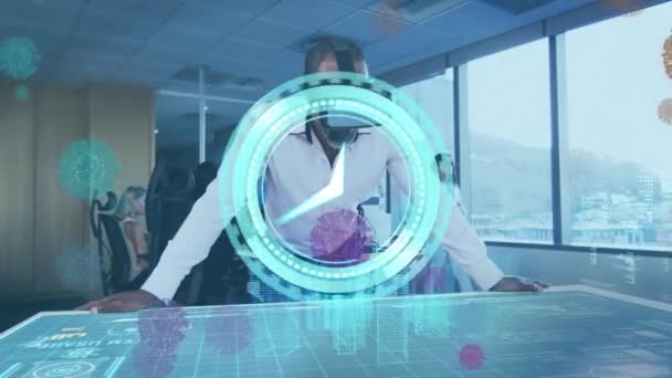 Animacja Komórek Zegara Wirusa Wibracyjnego Nad Człowiekiem Słuchawkach Pracujących Biurze — Wideo stockowe
