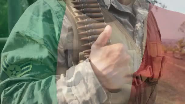 Eğitim Kampında Duran Askere Karşı Talya Bayrağı Sallamanın Dijital Bileşimi — Stok video
