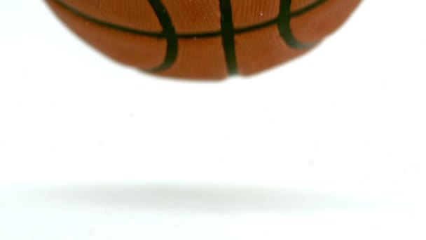 Beyaz Arka Planda Zıplayan Basketbol Topunun Üzerine Düşen Kar Tanelerinin — Stok video