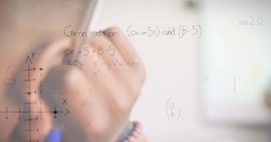 Matematiksel denklemlerin okul çocuklarının öğrenmesi üzerine animasyonu. küresel eğitim, teknoloji ve bağlantılar konsepti dijital olarak oluşturulmuş video.