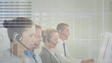 Telefon kulaklığı takan iş adamlarıyla ilgili istatistik ve veri işleme animasyonları. iş, bağlantı, teknoloji ve dijital arayüz konsepti dijital olarak oluşturulmuş video.