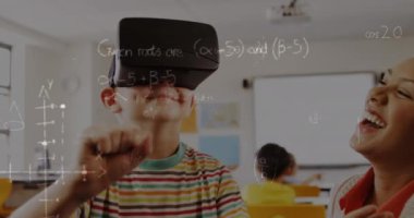 Matematiksel denklemlerin vr kulaklıklar kullanılarak okul çocukları üzerinde canlandırılması. küresel eğitim, teknoloji ve bağlantılar konsepti dijital olarak oluşturulmuş video.