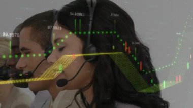 Telefon kulaklığı takan iş adamlarıyla ilgili istatistik ve veri işleme animasyonları. iş, bağlantı, teknoloji ve dijital arayüz konsepti dijital olarak oluşturulmuş video.