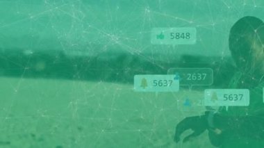 Sporcu üzerinden sosyal medya simgeleriyle bağlantı ağının animasyonu. bağlantı, teknoloji ve dijital arayüz kavramı dijital olarak oluşturulmuş video.