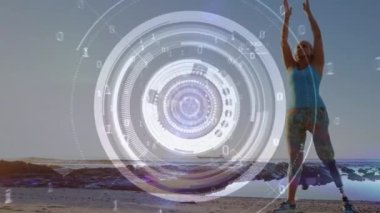 Deniz kenarına uzanan yapay uzuvları olan bir kadını tarayan bir animasyon. fitness, engellilik, refah ve veri işleme konsepti dijital olarak oluşturulmuş video.