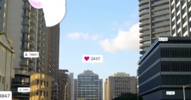 Metinlerin canlanması ve sosyal medya bildirimleri mavi gökyüzü ve şehir binaları üzerinde. Sosyal medya ve küresel iletişim arayüzü teknolojisi kavramı dijital olarak oluşturulmuş video.