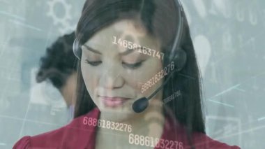 Telefon kulaklığı kullanarak iş kadını üzerinden ulaşım ağının animasyonu. küresel bağlantılar, iş dünyası, dijital arayüz, teknoloji ve ağ konsepti dijital olarak oluşturulmuş video.