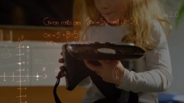 VR kulaklık takan bebek üzerinde matematiksel çizimler ve denklemlerin animasyonu. küresel bağlantılar, dijital arayüz ve teknoloji konsepti dijital olarak oluşturulmuş video.