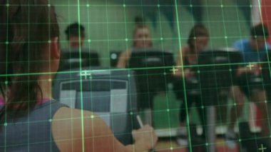 Izgara üzerinde egzersiz yapan insanların animasyonu. global spor, veri işleme, dijital arayüz ve teknoloji konsepti dijital olarak oluşturulmuş video.