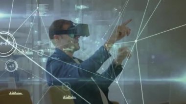 VR kulaklık takan adam üzerindeki bağlantı ağının animasyonu. küresel bağlantılar, veri işleme, dijital arayüz ve teknoloji konsepti dijital olarak oluşturulmuş video.