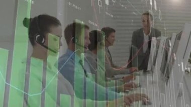 Telefon kulaklığı kullanan iş adamlarının istatistiklerinin animasyonu. küresel iletişim, iş dünyası, dijital arayüz, teknoloji ve ağ konsepti dijital olarak oluşturulmuş video.