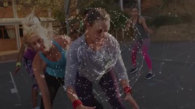 Basketbolcular üzerinden bağlantı ağının animasyonu. bağlantı, teknoloji ve dijital arayüz kavramı dijital olarak oluşturulmuş video.