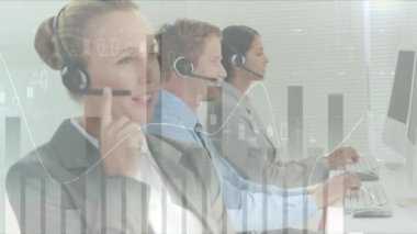 Telefon kulaklığı kullanan iş adamlarının istatistiklerinin animasyonu. küresel iletişim, iş dünyası, dijital arayüz, teknoloji ve ağ konsepti dijital olarak oluşturulmuş video.