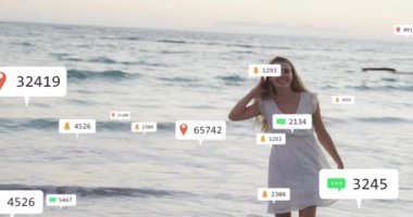 Denizde kürek çeken gülümseyen bir kadınla ilgili sosyal medya bildirimleri. Sosyal medya ve küresel iletişim arayüzü teknolojisi kavramı dijital olarak oluşturulmuş video.