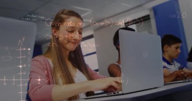 Matematiksel denklemlerin okul çocukları üzerinde dizüstü bilgisayar kullanılarak canlandırılması. küresel eğitim, teknoloji ve bağlantılar konsepti dijital olarak oluşturulmuş video.