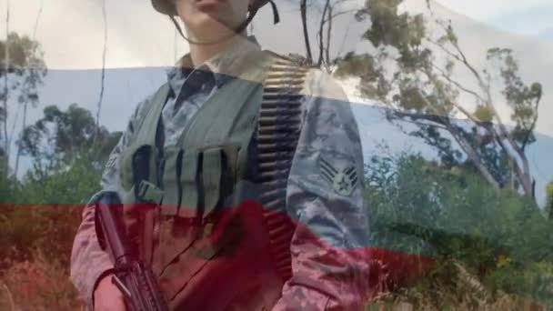 Eğitim Kampında Elinde Silah Olan Bir Askere Karşı Rusya Bayrağı — Stok video