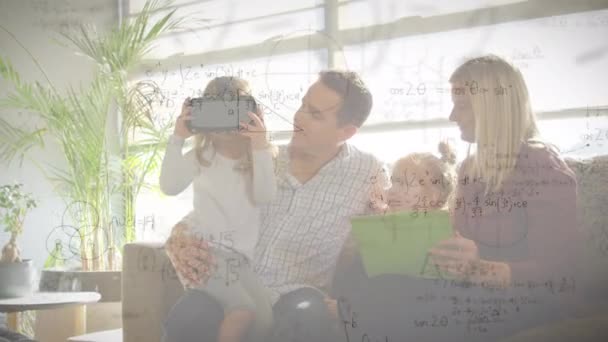 Vrヘッドセットを使用して 家族以上の数学的な図面や式のアニメーション 世界規模の接続 デジタルインターフェース テクノロジーの概念デジタルで生成されたビデオ — ストック動画