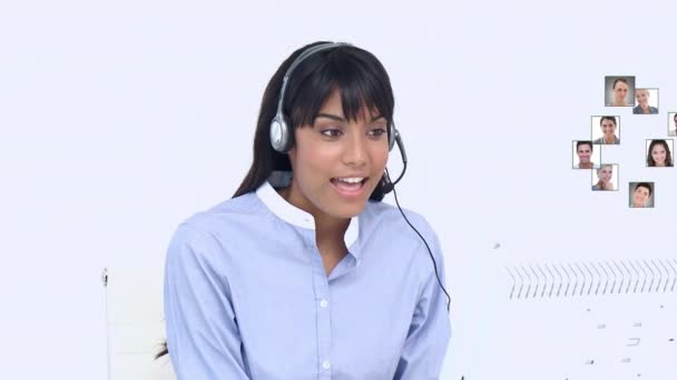 Animacja Globu Powiązań Ludźmi Zdjęcia Nad Bizneswoman Pomocą Słuchawki Telefonu — Wideo stockowe