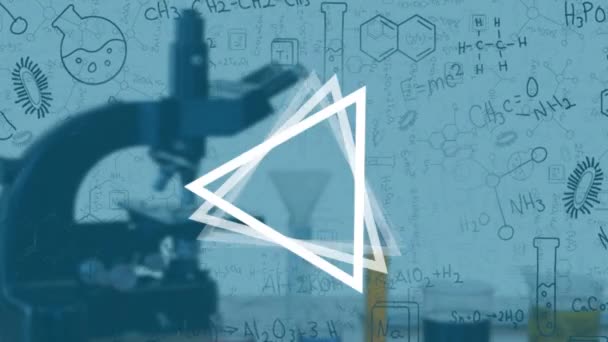 Geometrický Trojúhelníkový Tvar Rotující Nad Mikroskopem Proti Chemickým Strukturám Bílém — Stock video