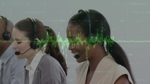 Animering Statistik Och Databehandling Över Affärsmän Som Bär Telefonhörlurar Företag — Stockvideo