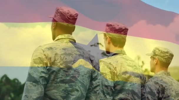 Digitale Compositie Van Zwaaiende Ghana Vlag Tegen Achteraanzicht Van Soldaten — Stockvideo