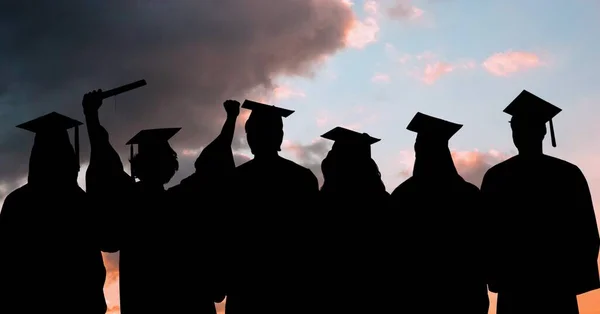 Samenstelling Van Silhouetten Van Afgestudeerde Studenten Caps Jurken Tegen Zonsondergang — Stockfoto