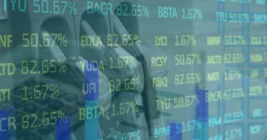 Petrol başlıkları üzerinde finansal veri işleme animasyonu. küresel finansman, iş dünyası, dijital arayüz ve teknoloji konsepti dijital olarak oluşturulmuş video.