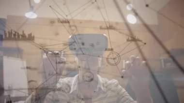 VR kulaklık takan kadın üzerindeki bağlantı ağının animasyonu. küresel bağlantılar, veri işleme, dijital arayüz ve teknoloji konsepti dijital olarak oluşturulmuş video.