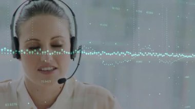 Telefon kulaklığı takan iş kadınının istatistik ve veri işleme animasyonu. iş, bağlantı, teknoloji ve dijital arayüz konsepti dijital olarak oluşturulmuş video.