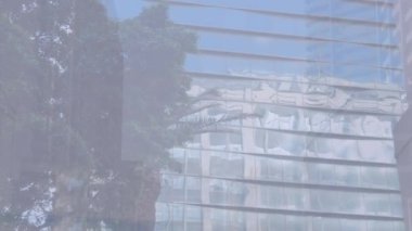 Şehir manzarası üzerinde el sıkışan iş adamlarının animasyonu. küresel iş, anlaşma, dijital arayüz, teknoloji ve ağ konsepti dijital olarak oluşturulmuş video.