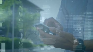 Akıllı telefon kullanan bir adamın istatistik ve finansal veri işleme animasyonu. küresel finansman, iş dünyası, dijital arayüz ve teknoloji konsepti dijital olarak oluşturulmuş video.
