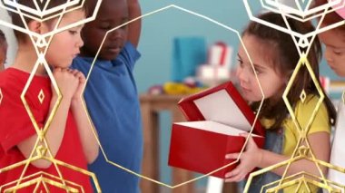 Doğum günü partisindeki çocuklar üzerinde altın desenli animasyon. parti, çocukluk ve kutlama konsepti dijital olarak oluşturulmuş video.