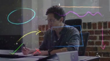 Ofisteki işadamının üzerine çok renkli çizimler ve oklar çizildi. küresel iş, bağlantılar ve veri işleme kavramı dijital olarak oluşturulmuş video.