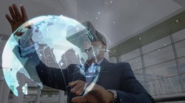 VR kulaklık takan iş adamlarıyla bağlantı ağının animasyonu. küresel bağlantılar, veri işleme, dijital arayüz ve teknoloji konsepti dijital olarak oluşturulmuş video.