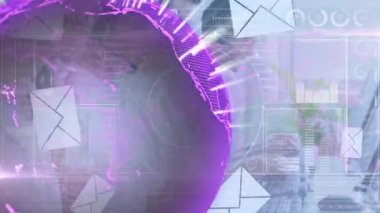 Telefon kulaklığı takan iş adamlarının üzerinde ikonlar ve veri işleme cihazları olan dünyanın animasyonu. iş, bağlantı, teknoloji ve dijital arayüz konsepti dijital olarak oluşturulmuş video.