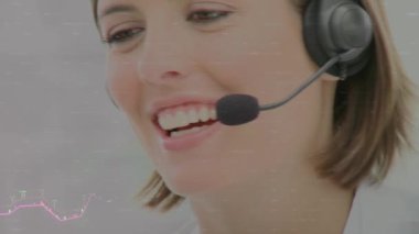 Telefon kulaklığı takan iş kadınının istatistik ve veri işleme animasyonu. iş, bağlantı, teknoloji ve dijital arayüz konsepti dijital olarak oluşturulmuş video.