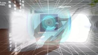 Kapsam taraması ve tablet kullanan kadının veri işleme animasyonu. küresel teknoloji, veri işleme, bağlantılar ve dijital arayüz konsepti dijital olarak oluşturulmuş video.