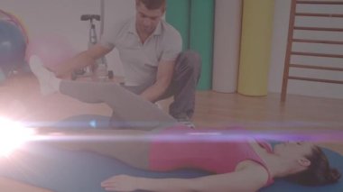 Spor hocasıyla egzersiz yapan bir kadının üzerine parlayan ışığın animasyonu. fitness ve sağlıklı yaşam tarzı konsepti dijital olarak oluşturulmuş video.