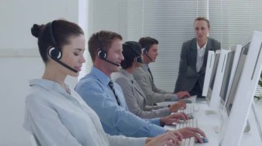 Telefon kulaklığı takan işadamları üzerinde değişen numaraların animasyonu. ticari, ağ, bağlantılar, teknoloji ve dijital arayüz kavramı dijital olarak oluşturulmuş video.